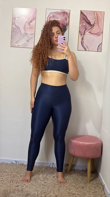 Conjunto top e legging azul-marinho vestido no provador da marca