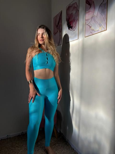 Cliente da Lux Píer com o conjunto azul-turquesa